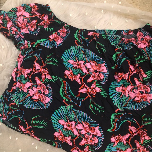 Levi's Tops - 💥Sale! Levi’s Plus Cinched Top